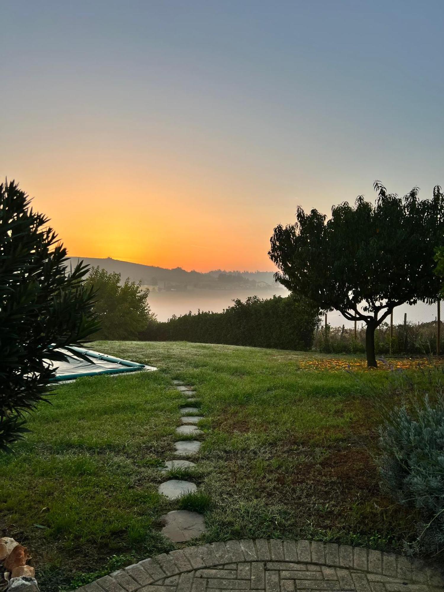 Bed and Breakfast Cascina Il Volo Монкальво Экстерьер фото